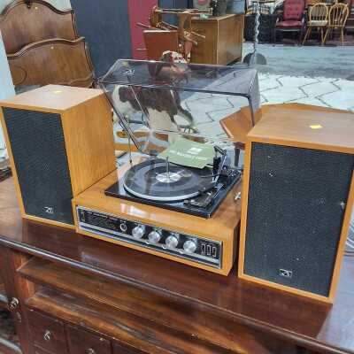 TURNTABLE AND SPEAKERS