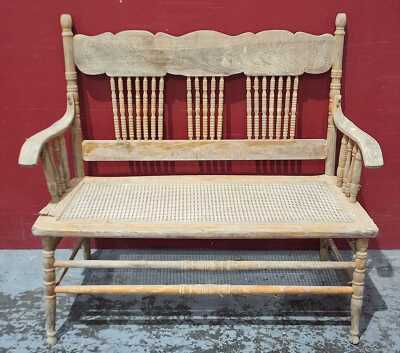 SPINDLEBACK SETTEE