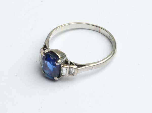 SAPPHIRE & DIAMOND RING