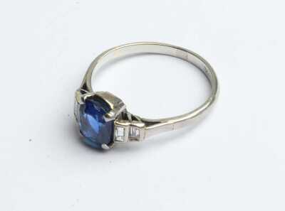 SAPPHIRE & DIAMOND RING