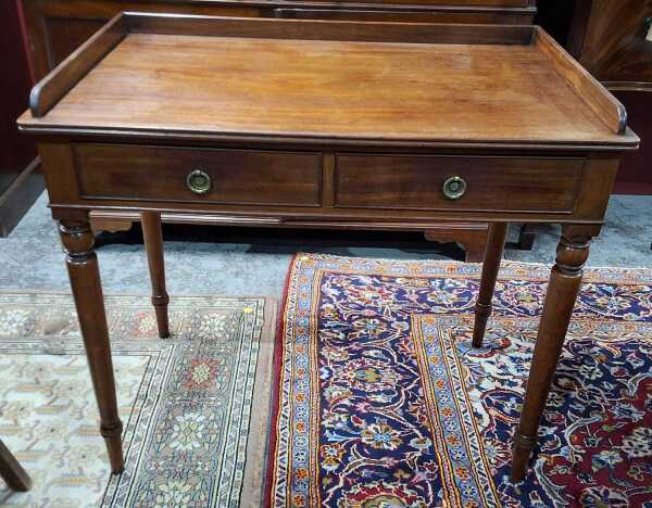 PETITE DESK