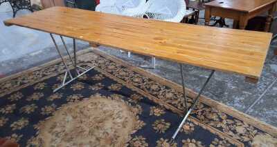 TRESTLE TABLE
