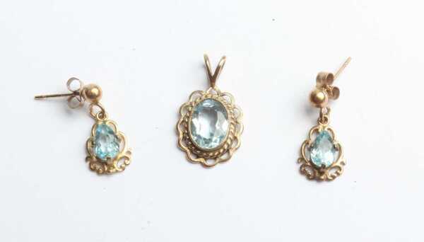 GOLD PENDANT & EARRINGS