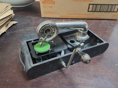PORTABLE GRAMOPHONE