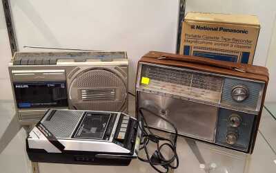 PORTABLE RADIOS & CASSETTE PLAYERS