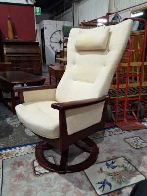 LOUNGE CHAIR