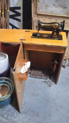 SEWING MACHINE