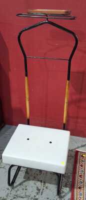 VALET STAND
