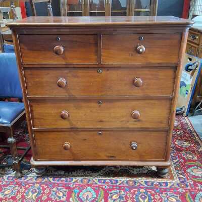 CHEST OF DRAWERS