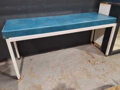 MASSAGE TABLE