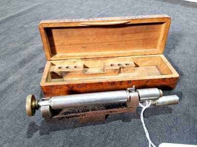 PIVOTING TOOL