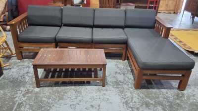 OUTDOOR LOUNGE