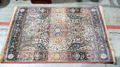 FLOOR RUG