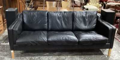 LEATHER LOUNGE