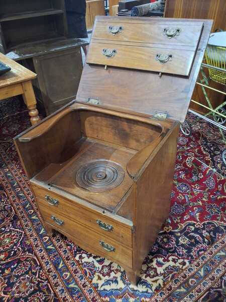 COMMODE
