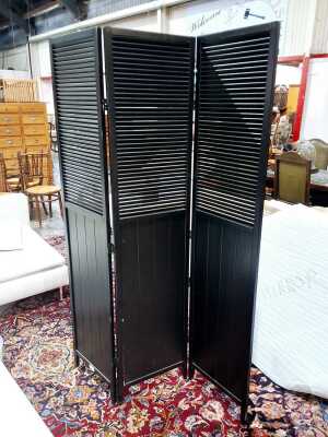 ROOM DIVIDER
