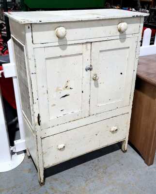 RUSTIC KITCHEN PANTRY