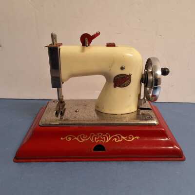TOY SEWING MACHINE